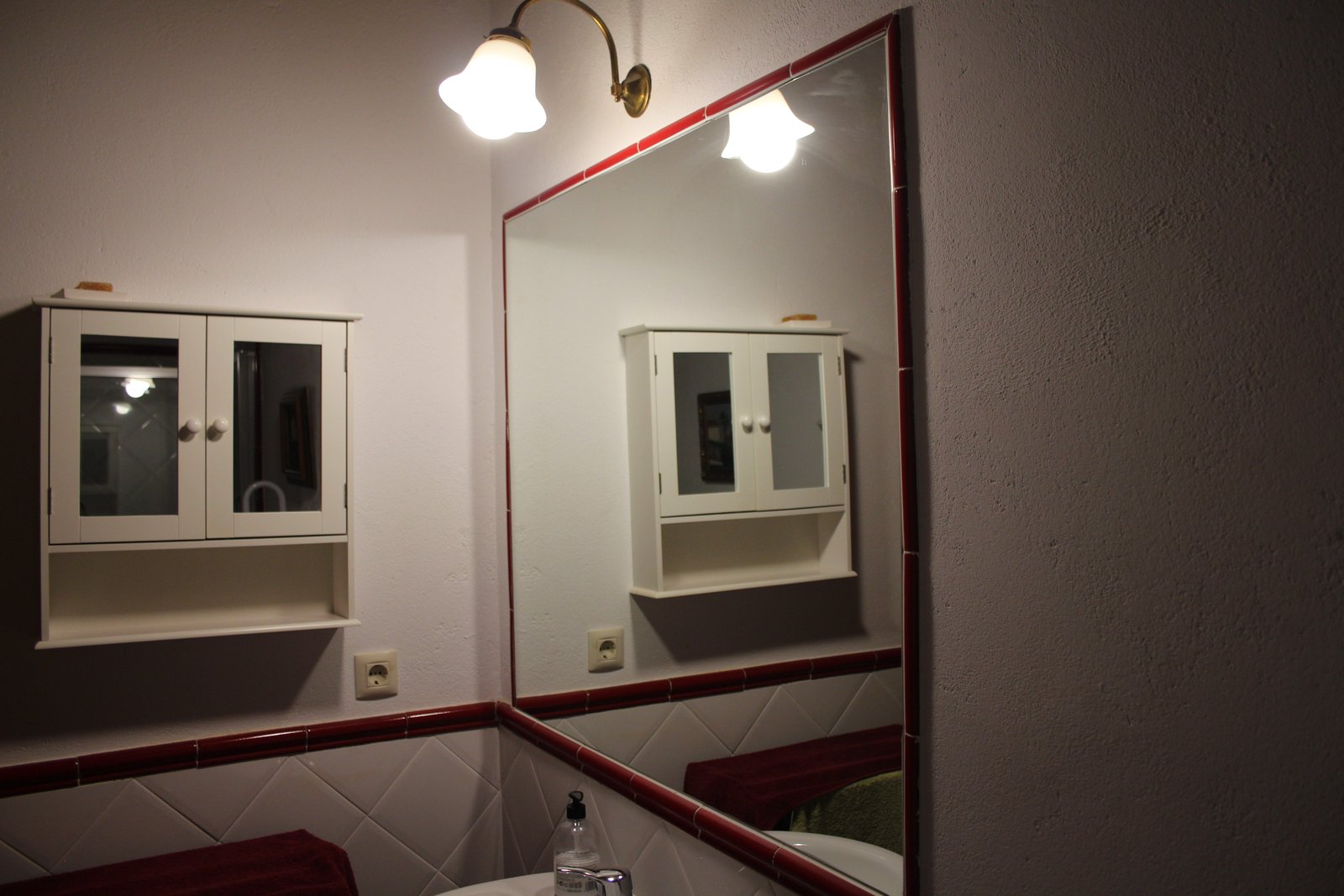 Baño con espejo y cenefa artesanal